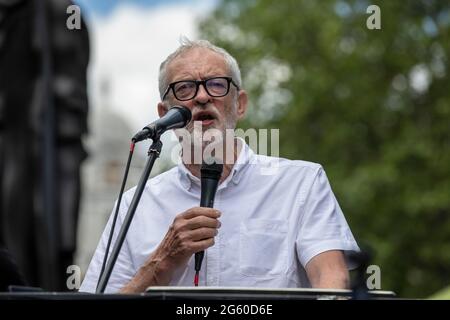 Jeremy Corbyn, ehemaliger Parteiführer der Labour Party, spricht auf dem Protest der Freien Palästina in Whitehall, Central London, England, Großbritannien Stockfoto