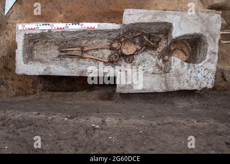 Eisleben, Deutschland. Juli 2021. Ein geöffneter Sarkophag liegt an der Stelle des ehemaligen königlichen Palastes von Helfta. Archäologen des Landesamtes für Denkmalpflege und Archäologie Sachsen-Anhalt hatten bereits vor Wochen damit begonnen, die Grundmauern der Kirche Kaiser Ottos des Großen (912-973) aufzudecken. Dabei stießen die Archäologen auf eine große Anzahl von Bestattungen, darunter mehrere Steinkrypten aus dem 10. Bis 15. Jahrhundert. Quelle: dpa picture Alliance/Alamy Live News Stockfoto