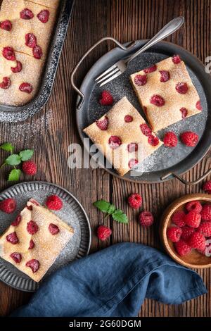 Fruchtiger Himbeerkuchen, bekannt als Bublanina, mit Puderzucker bestreut Stockfoto