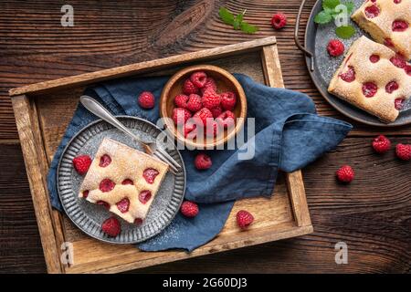 Fruchtiger Himbeerkuchen, bekannt als Bublanina, mit Puderzucker bestreut Stockfoto