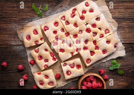 Fruchtiger Himbeerkuchen, bekannt als Bublanina, mit Puderzucker bestreut Stockfoto