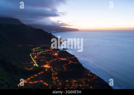 Luftaufnahme der Dörfer Arco de Sao Jorge und Ponta Delgada in der Abenddämmerung, Nordküste der Insel Madeira, Portugal Stockfoto