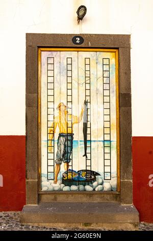 Freskenmalerei an Türen in der engen gepflasterten Straße Rua de Santa Maria in der Altstadt von Funchal, Insel Madeira, Portugal Stockfoto
