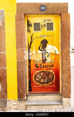 Bunt bemalte Tür in der alten Gasse der Rua de Santa Maria, Funchal, Madeira Island, Portugal Stockfoto