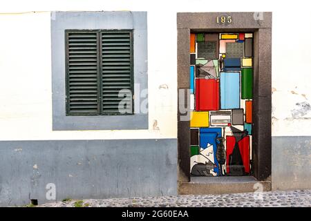 Hausfassade mit gemalter Tür, Rua de Santa Maria, Funchal, Madeira Island, Portugal Stockfoto