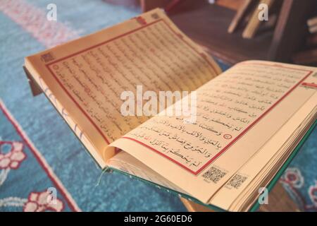 Öffnet den heiligen koran auf einem Stand Stockfoto