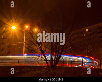Langzeitbelichtung - Autos und Stadtlicht bei Nacht - Bild Stockfoto