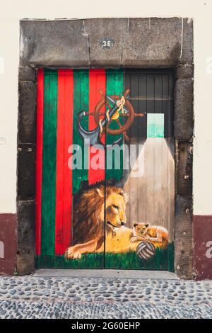 Bunt bemalte Tür in der alten gepflasterten Gasse der Rua de Santa Maria, Funchal, Madeira Island, Portugal Stockfoto