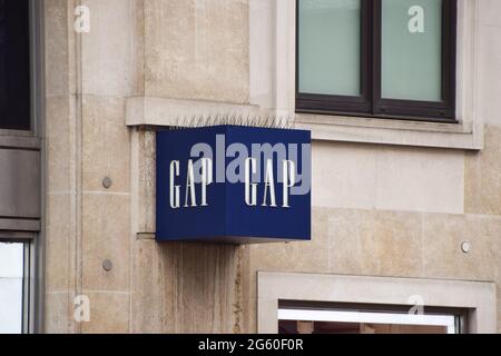 Detail des Gap-Schilds vor dem Geschäft in der Oxford Street, London, das 2020 dauerhaft geschlossen wurde (Foto aufgenommen im Oktober 2020). Stockfoto