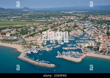 LUFTAUFNAHME. Port-Fréjus. Var, Französische Riviera, Frankreich. Stockfoto