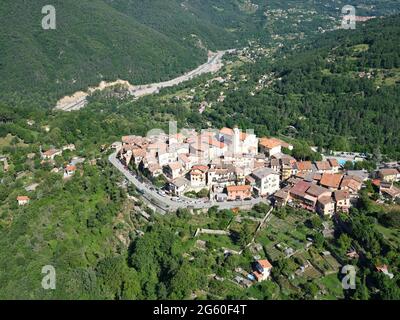 LUFTAUFNAHME. Das mittelalterliche Dorf La Bollène-Vésubie mit Blick auf das Vésubie-Tal liegt in einer Hochlage. Alpes-Maritimes, Frankreich. Stockfoto