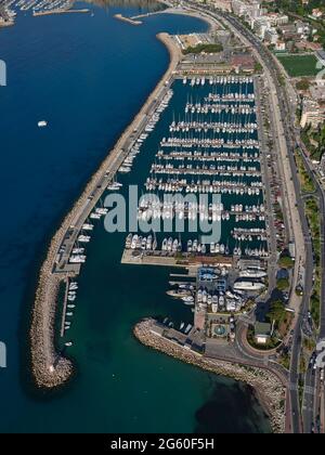 LUFTAUFNAHME. Marina von Menton Garavan. Französische Riviera, Alpes-Maritimes, Frankreich. Stockfoto