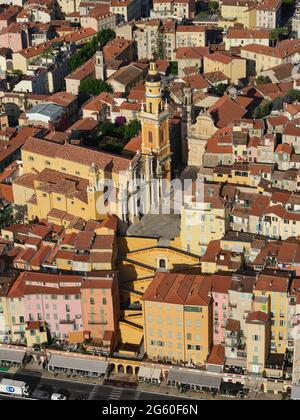 LUFTAUFNAHME. Basilika Saint-Michel Archange vom Meer aus über eine steile Treppe erreichbar. Menton, Französische Riviera, Frankreich. Stockfoto