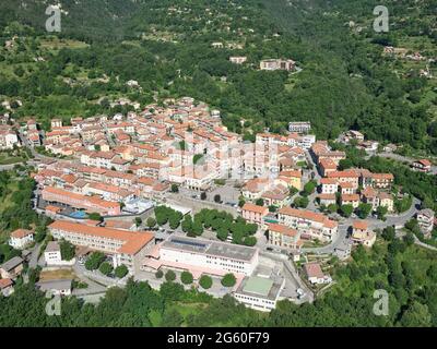 LUFTAUFNAHME. Stadt Roquebillière im Herzen des Vésubie-Tals. Alpes-Maritimes, Frankreich. Stockfoto