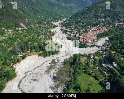 LUFTAUFNAHME. Mittelalterliche Stadt Saint-Martin-Vésubie am Zusammenfluss von Boréon und Vésubie. Vésubie Valley, Alpes-Maritimes, Frankreich. Stockfoto