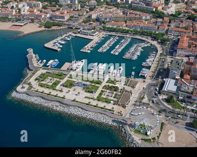 LUFTAUFNAHME. Der Vieux-Port (Alte Marina) im Badeort Saint-Raphaël. Var, Französische Riviera, Frankreich. Stockfoto