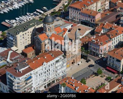 LUFTAUFNAHME. Basilika Notre-Dame-de-la-Victoire in der Nähe des Alten Jachthafens von Saint-Raphaël. Var, Französische Riviera, Frankreich. Stockfoto