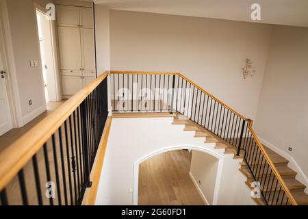 Allgemeine Ansicht des Hauses innen mit ich geräumigen Flur und Treppe Stockfoto