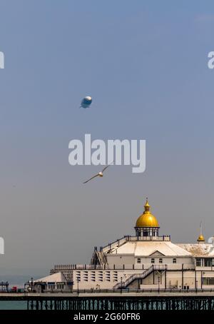 Eastbourne, Großbritannien. Juli 2021. Das Goodyear Airship fliegt über dem beliebten Badeort Eastbourne auf seiner Reise entlang der Südküste von Sussex. Dies ist der erste Besuch der Schiffe in Großbritannien seit fast 10 Jahren. Das Luftschiff soll seine Reise über Portsmouth fortsetzen, bevor es landeinwärts nach Dover und dann über den Ärmelkanal zu seiner Basis in Calais führt. Kredit: Newspics UK South/Alamy Live Nachrichten Stockfoto