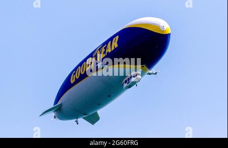 Eastbourne, Großbritannien. Juli 2021. Das Goodyear Airship fliegt über dem beliebten Badeort Eastbourne auf seiner Reise entlang der Südküste von Sussex. Dies ist der erste Besuch der Schiffe in Großbritannien seit fast 10 Jahren. Das Luftschiff soll seine Reise über Portsmouth fortsetzen, bevor es landeinwärts nach Dover und dann über den Ärmelkanal zu seiner Basis in Calais führt. Kredit: Newspics UK South/Alamy Live Nachrichten Stockfoto