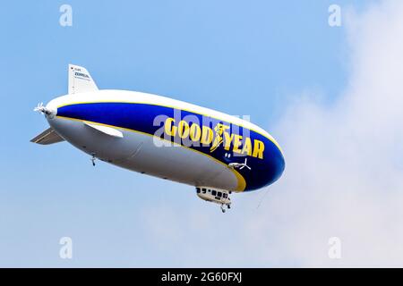 Eastbourne, Großbritannien. Juli 2021. Das Goodyear Airship fliegt über dem beliebten Badeort Eastbourne auf seiner Reise entlang der Südküste von Sussex. Dies ist der erste Besuch der Schiffe in Großbritannien seit fast 10 Jahren. Das Luftschiff soll seine Reise über Portsmouth fortsetzen, bevor es landeinwärts nach Dover und dann über den Ärmelkanal zu seiner Basis in Calais führt. Kredit: Newspics UK South/Alamy Live Nachrichten Stockfoto