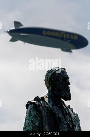 Eastbourne, Großbritannien. Juli 2021. Das Goodyear Airship fliegt über dem beliebten Badeort Eastbourne auf seiner Reise entlang der Südküste von Sussex. Dies ist der erste Besuch der Schiffe in Großbritannien seit fast 10 Jahren. Das Luftschiff soll seine Reise über Portsmouth fortsetzen, bevor es landeinwärts nach Dover und dann über den Ärmelkanal zu seiner Basis in Calais führt. Kredit: Newspics UK South/Alamy Live Nachrichten Stockfoto