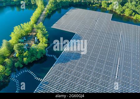 Erneuerbare alternative Stromerzeugung aus Panorama-Luftbild auf schwimmenden Solarpaneelen-Plattform auf dem schönen See Stockfoto