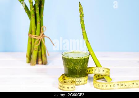 Frisches grünes Gemüse und Obst auf dem Tisch. Gleichgewichtsschwimmende Lebensmittel. Gesunde alkalische Ernährung. Gleichgewicht. Speicherplatz Kopieren Stockfoto