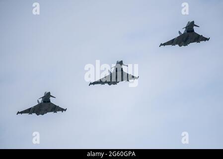 Mihail Kogalniceanu, Rumänien. Juli 2021. Drei Eurofighter fliegen über einen NATO-Flughafen in Rumänien. Quelle: Christophe Gateau/dpa/Alamy Live News Stockfoto