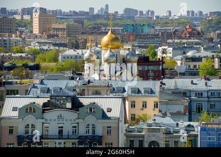 Draufsicht auf die Kathedrale der Geburt der seligen Jungfrau Maria von der Empfängnis stauropegic Nonnenkloster und die Dächer von Wohngebäuden in t Stockfoto