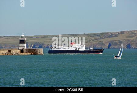 DIE HEBRIDISCHE PRINZESSIN passiert den Leuchtturm am Ende des längsten Wellenbrechers Großbritanniens in Holyhead Harbour, Nordwales Stockfoto