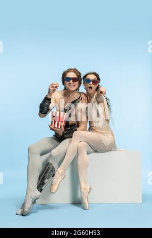 Filmliebhaber. Junge Tänzerinnen in alten römischen Kostümen im Blue Studio. Stockfoto