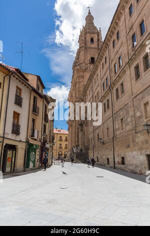 Salamanca / Spanien - 05 12 2021: Blick auf die Calle de la Compañía in der Innenstadt von Salamanca, mit Spaziergängen und barocken Kuppel-Copula Stockfoto