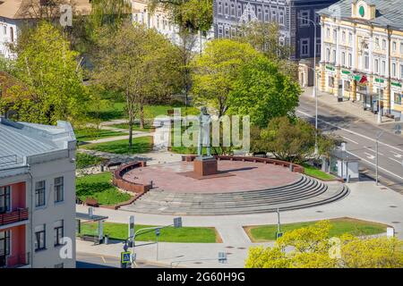 Moskau, Russland - 10. Mai 2021: Blick aus der Höhe des Denkmals für Friedrich Engels auf dem Pretschistenskiye-Vorota-Platz Stockfoto