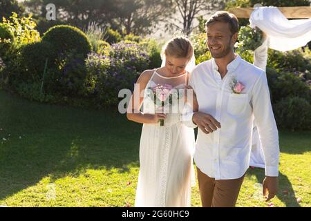 Glückliche kaukasische Braut und Bräutigam heiraten und lächeln Stockfoto