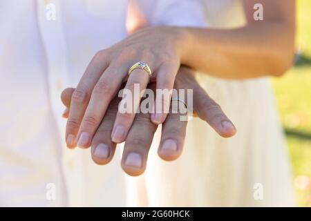 Kaukasische Braut und Bräutigam heiraten und tragen Ringe Stockfoto