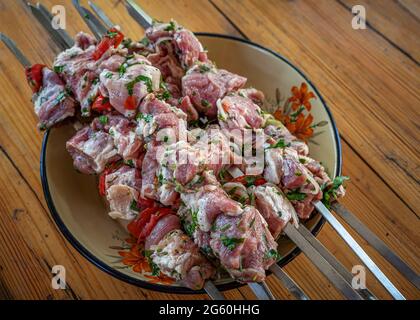 Spieße von rohem Fleisch und Gemüse in Marinade. Roher Kebab. Draufsicht. Stockfoto