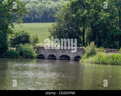 Die Lower Bridge aus dem 18. Jahrhundert, entworfen von Robert Adam, auf dem Gelände des Compton Verney House, Warwickshire, Großbritannien Stockfoto