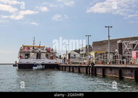 Der Plymouth-Abenteurer vertäute neben dem Plymouth Ponton auf dem Barbican. Nehmen Sie Passagiere für eine lokale Kreuzfahrt rund um den Plymouth Sound mit Stockfoto