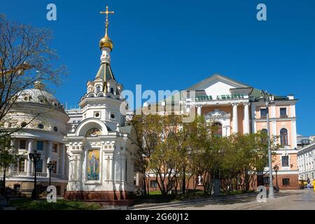 Moskau, Russland - 10. Mai 2021: Kapelle des heiligen Nikolaus des Wundertäters und der Moskauer Staatlichen Kunstgalerie des Volkskünstlers der UdSSR A. Shilov auf Zn Stockfoto