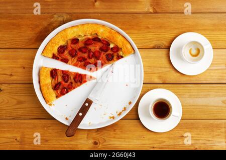 Hausgemachte, offene Pie-gallet mit Erdbeeren und Rhabarber. Frühstücksrückstände. Draufsicht. Stockfoto