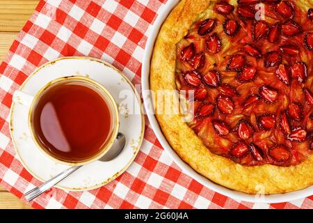 Nahaufnahme hausgemachte, offene Pie-gallet mit Erdbeeren und Rhabarber. Draufsicht. Stockfoto