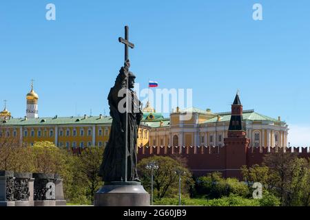 Moskau, Russland - 10. Mai 2021:Denkmal des heiligen Apostelgleichen Fürst Wladimir Swjatoslawitsch, des Täufers Russlands, auf Manezhnaja Stockfoto