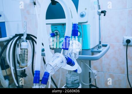 Komponenten des medizinischen Geräts zur Beatmung der Lunge im Krankenhaus Stockfoto