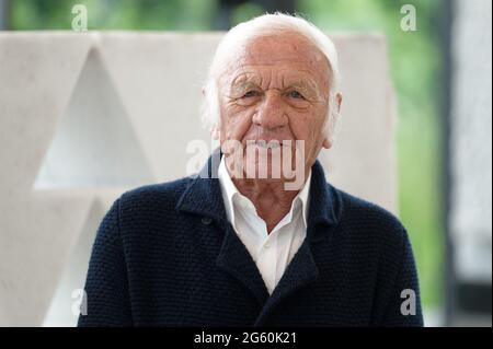 01. Juli 2021, Nordrhein-Westfalen, Wuppertal: Der Künstler Heinz Mack steht anlässlich des 90. Geburtstages des ZERO-Künstlers in einer Ausstellungshalle während einer Pressetour im Skulpturenpark Waldfrieden zur Ausstellung. Die Ausstellung ist von 04.07.2021 bis 02.01.2022 zu sehen. Foto: Henning Kaiser/dpa Stockfoto