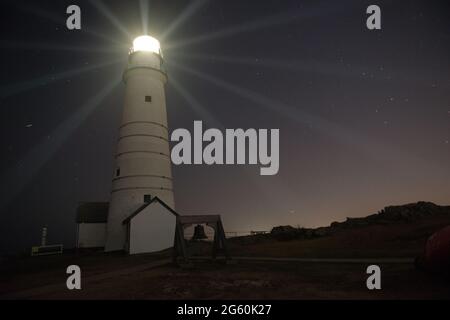 BOSTON HARBOR, MS, USA - 08. August 2016 - Lichtstrahlen strahlen strahlen über den Nachthimmel vom Boston Light, Montag, 8. August 2016, im Boston Harbor. T Stockfoto