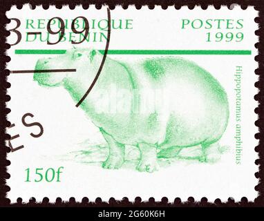 BENIN - UM 1999: Eine in Benin gedruckte Briefmarke aus der 'Säugetiere'-Ausgabe zeigt Hippopotamus (Hippopotamus amphibius), um 1999. Stockfoto
