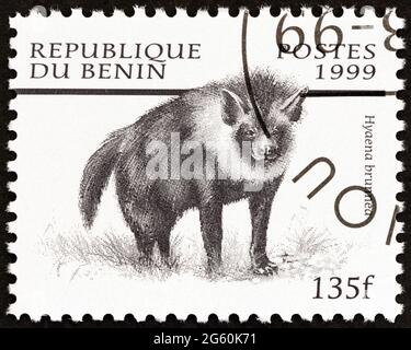 BENIN - UM 1999: Eine in Benin gedruckte Marke aus der Ausgabe "Säugetiere" zeigt braune Hyäne (Hyena brunnea), um 1999. Stockfoto