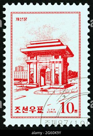 NORDKOREA - UM 1998: Eine in Nordkorea gedruckte Marke aus der Ausgabe 'Monuments in Pjöngjang' zeigt den Triumphbogen, um 1998. Stockfoto