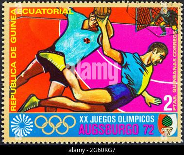 ÄQUATORIALGUINEA - UM 1972: Eine in Äquatorialguinea gedruckte Marke aus der Ausgabe '1972 Olympische Spiele - München, Deutschland' zeigt Handball, um 1972. Stockfoto